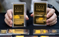 Золото вперше в історії перевищило $2400 за унцію