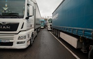 Україна відреагувала на зупинення Польщею пропуску вантажівок