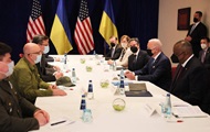 Байден зустрівся з Кулебою та Резніковим у Польщі